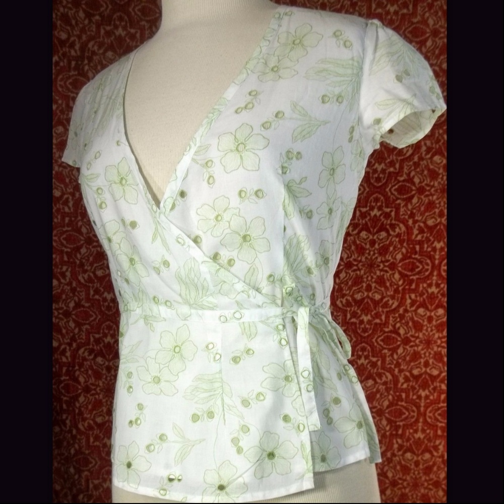 HILLARD & HANSEN green eyelet wrap blouse XS✨
